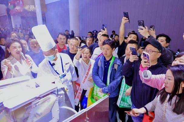 橡鹿AI炒菜機器人亮相糖酒會，辣子雞炒制誤差