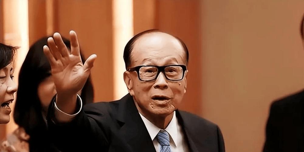 中國要求國企暫緩與李嘉誠有關(guān)聯(lián)企業(yè)開展新合作，李嘉誠還在按計劃推進巴拿馬港口交易