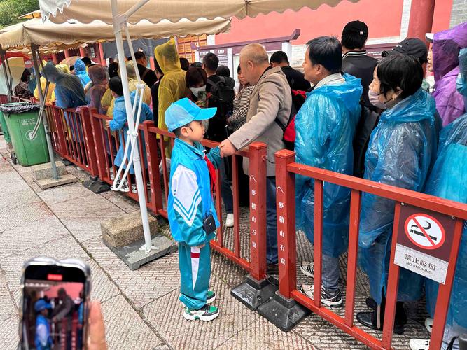 小男孩擔任景區(qū)導游 給一眾游客講解景區(qū)的歷史 絲毫不怯場