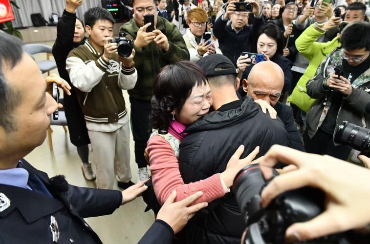 弟弟15歲時慪氣出走31年，再見時姐姐哭暈在認(rèn)親現(xiàn)場