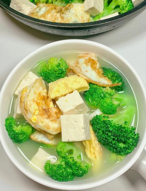 西蘭花和雞蛋是絕配，學(xué)會這做法，無水無油又營養(yǎng)，孩子超愛吃