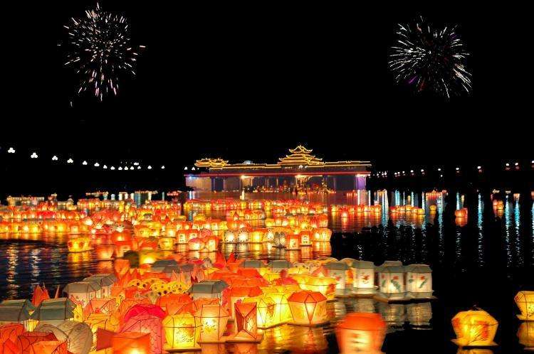 河燈祈福、長(zhǎng)城賞春，清明假期來(lái)感受春風(fēng)里的古北水鎮(zhèn)