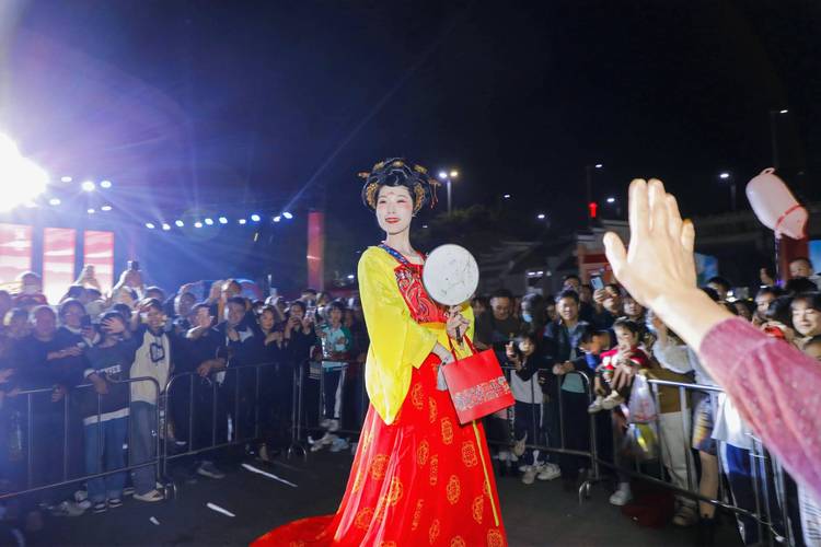 千人漢服巡游 神秘“唐風不倒翁”空降萬花樓！今年“三月三”有多瘋狂?