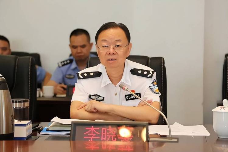 搞錢色交易，原公安局長(zhǎng)李曉葵被開(kāi)除黨籍，是女警長(zhǎng)凌婭的老上級(jí)