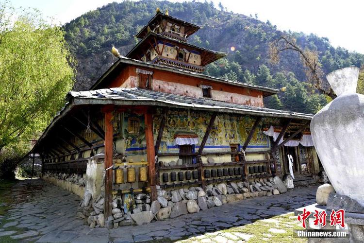 大山深處，發(fā)現(xiàn)千年懸空古寺，一尊銅佛像后竟然藏著一只女人的手
