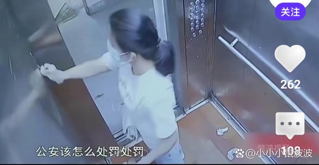 兩個女士進(jìn)電梯，誰也不認(rèn)識誰，監(jiān)控下的一幕