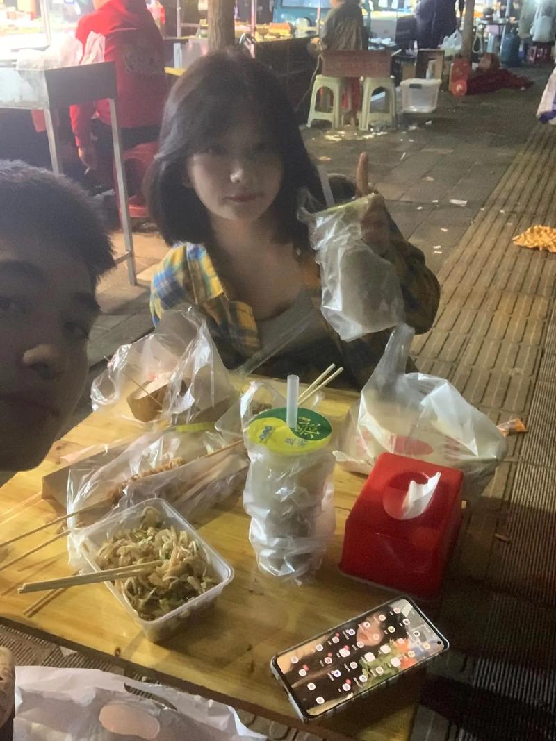 單身女子的夜晚，獨(dú)自享受美食的時(shí)光