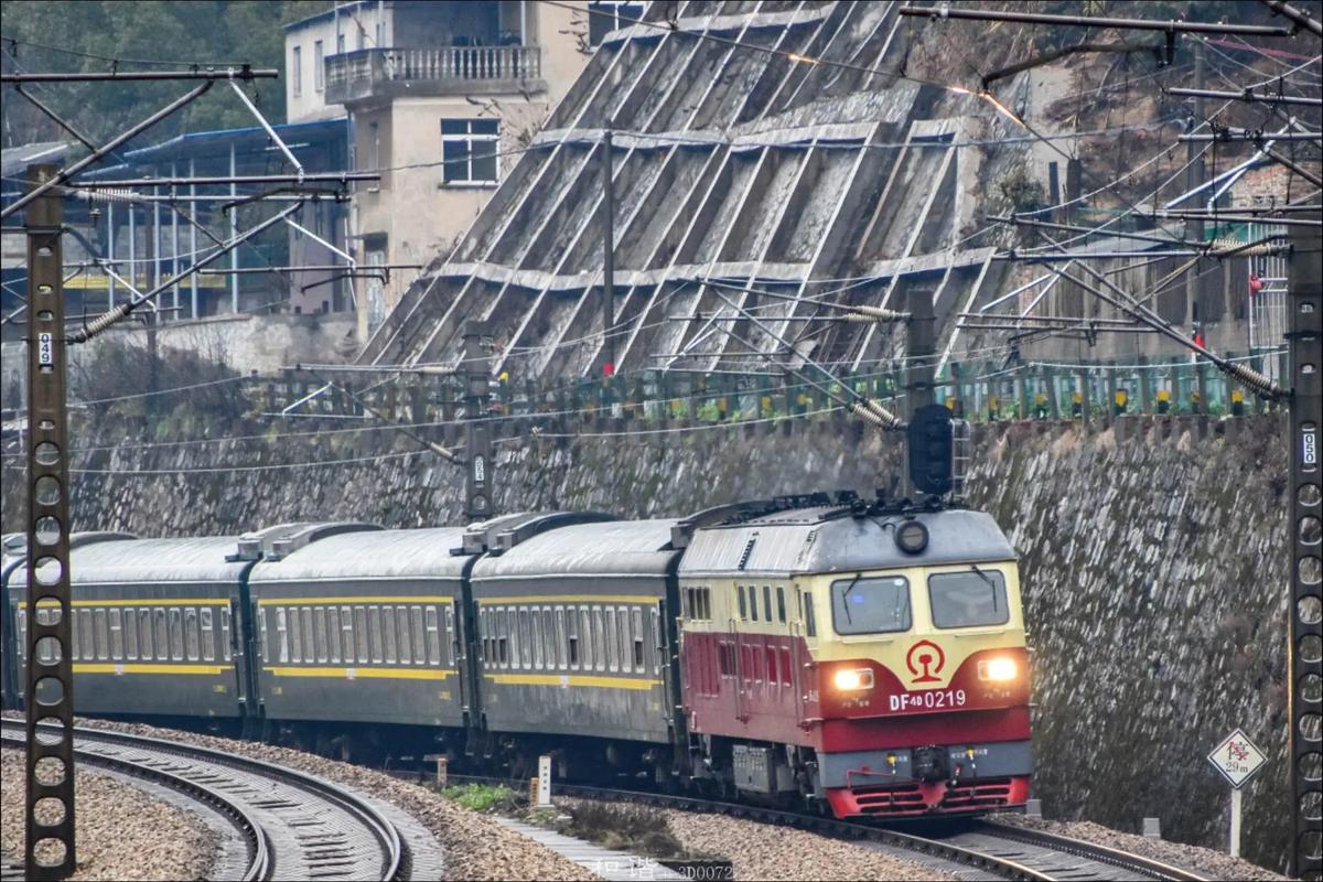 撫州東鄉(xiāng)，滬昆鐵路線邊看火車，都有哪些普客經(jīng)過這？滬昆鐵路