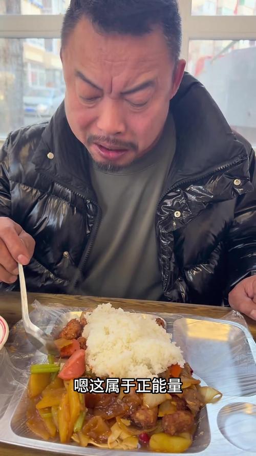 農(nóng)村小伙家人中午小聚，姐夫準備拿手好菜，大骨頭隨便肯吃過癮