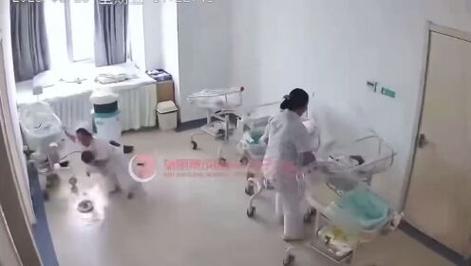 監(jiān)拍:強(qiáng)震來襲瑞麗醫(yī)院護(hù)士抱緊嬰兒抓緊嬰兒車 震后輕聲安撫孩子