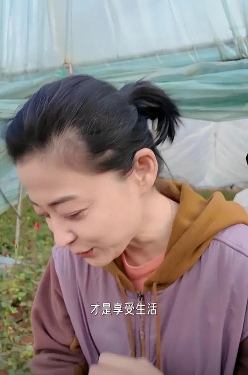 梅婷云南菜地摘花，素顏憔悴頭發(fā)斑禿，穿土黃色衣服被認(rèn)作農(nóng)民