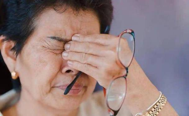 眼睛是“腦梗”的放大鏡？醫(yī)生說：眼睛若有這6個異常，及時就醫(yī)