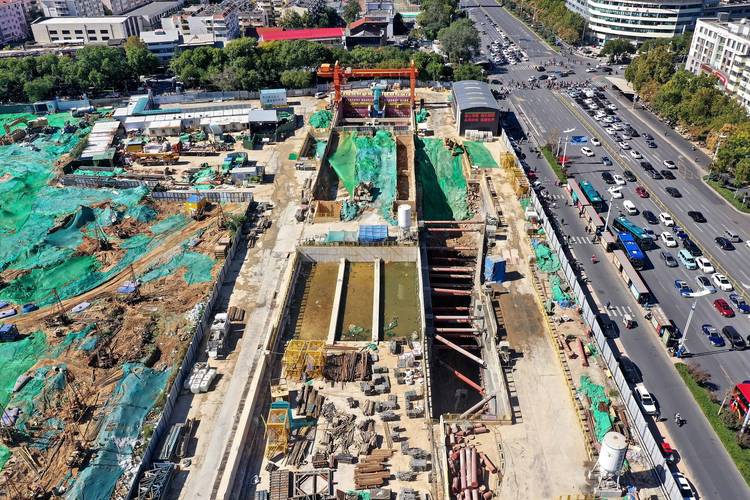 濟南軌交4號線千佛山站后期裝修、機電安裝、鋪軌進行中