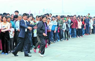 昨天晚上，毛主席紀(jì)念堂發(fā)生的動(dòng)人場(chǎng)面，大家都來看看吧