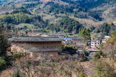離開南靖縣，進(jìn)入龍巖，到達(dá)福建土樓，入住湖坑鎮(zhèn)