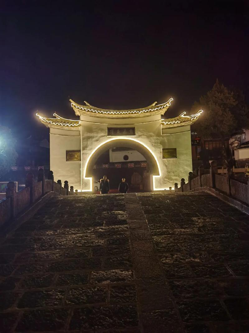 #上熱門(mén) 創(chuàng)作者扶持計(jì)劃 夜景中的和順古鎮(zhèn)#原創(chuàng) 旅游
