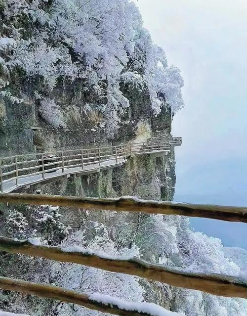 今日，漢中龍頭山景區(qū)宛如夢幻冰雪世界