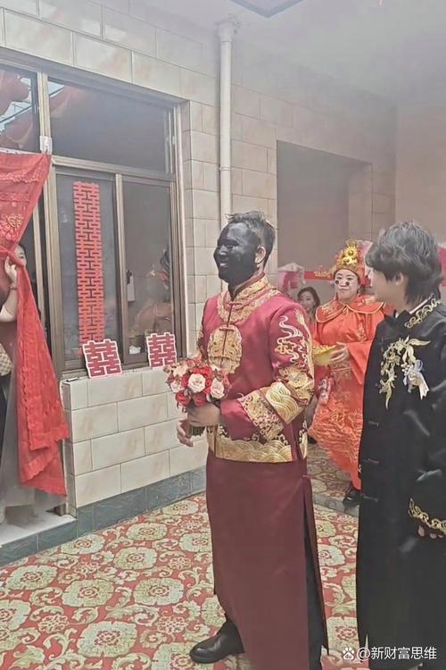 婚禮現(xiàn)場，新郎褲子拉鏈沒拉，新娘用手捂著憋笑不止