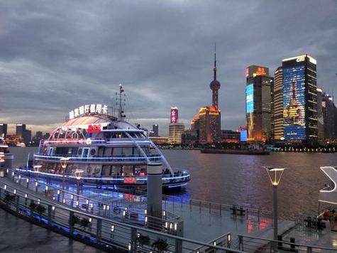 在黃浦江上乘船，欣賞繁華的上海天際線