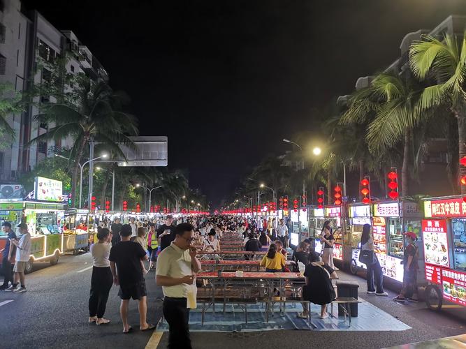 一起來(lái)看看海南?？诘暮４竽祥T(mén)夜市，各種各樣的小吃和水果好熱鬧
