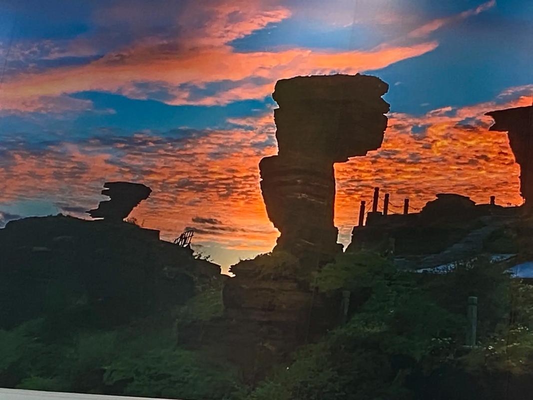 排隊(duì)登紅云金頂，排隊(duì)也是休息，剛好緩解了爬山的疲憊