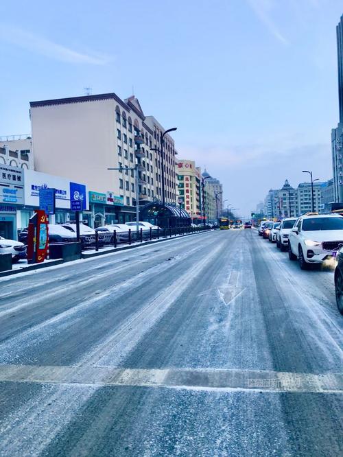 3月26日夜起，哈爾濱下了場雪，路面結(jié)冰，出行不便