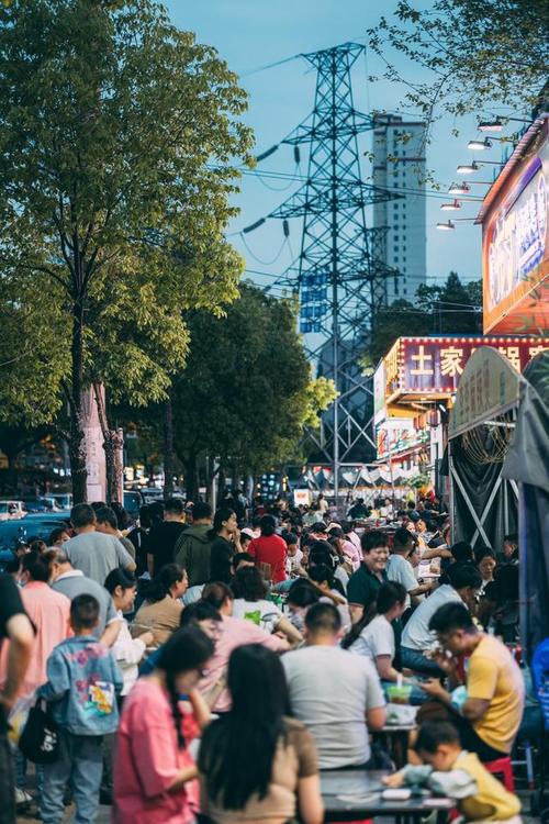 湖北武漢青山區(qū)：早晨的恩施美食街，早餐及生鮮店一片繁忙！