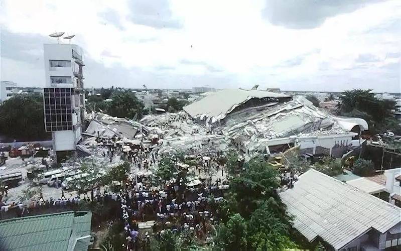 實(shí)拍緬甸7.9級(jí)大地震：在建樓房轟然倒塌 高樓泳池水瀑布般搖下