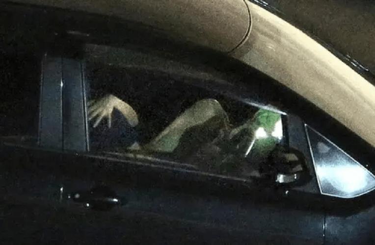 女子在車后座出來，竟然連路都不會走了，路人拍下全過程
