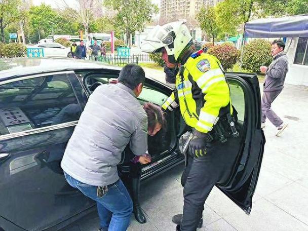 20分鐘生死時速！濟南交警為呼吸衰竭嬰兒狂飆開道，網(wǎng)友淚目
