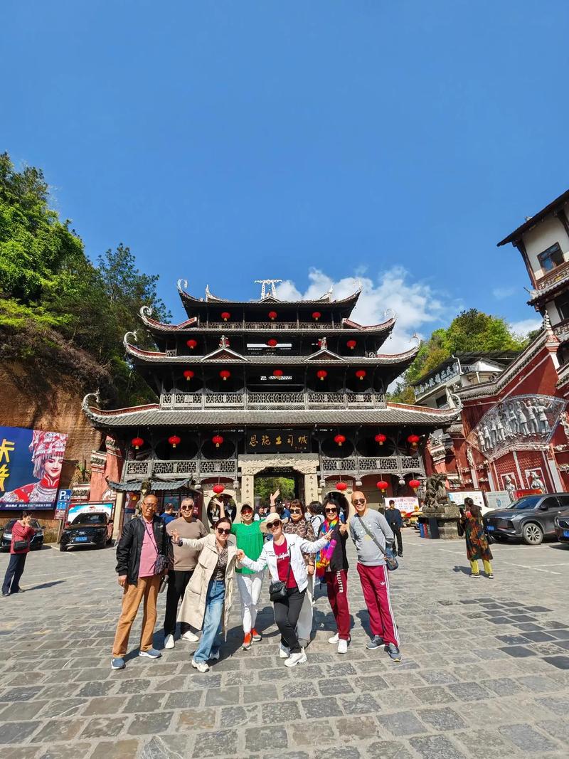 上午逛恩施土司城，下午在芙蓉鎮(zhèn)，晚上旅拍