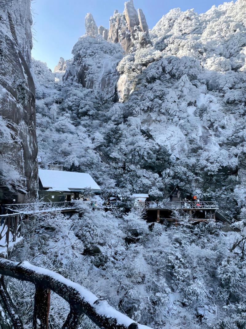 快來三清山看雪??啦！都要過清明節(jié)了，三清山上大雪紛飛，好壯觀?。? class=