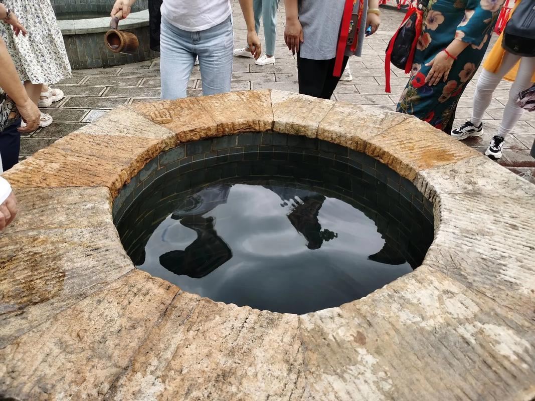 滕州市官橋鎮(zhèn)渠村內(nèi) 相距2米有兩口水井,又稱“龍眼雙井”