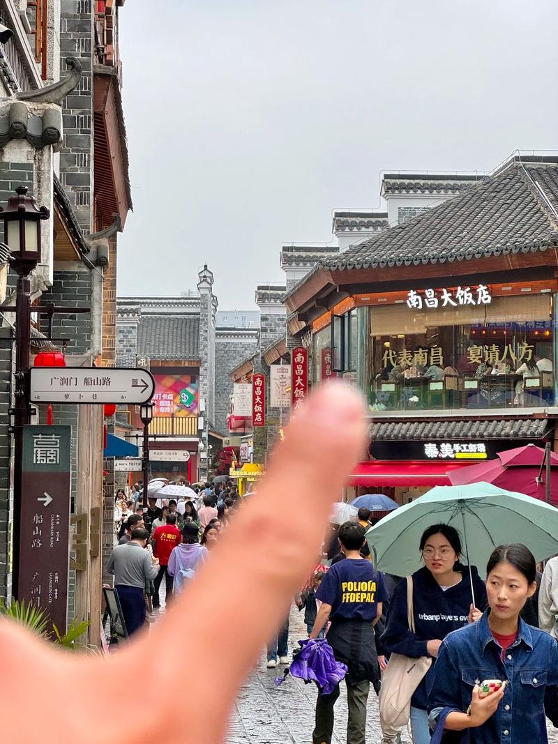 新疆客打卡南昌萬(wàn)壽宮商業(yè)街，感受古韻與現(xiàn)代交融的魅力！