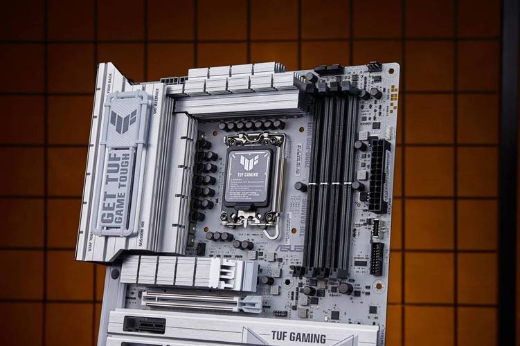 白色款率先亮相，華碩推出TUF GAMING B850-BTF WIFI W背插主板