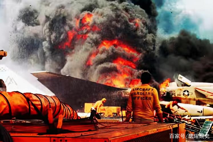 美國航母在南海爆炸，數(shù)百人傷亡，21架戰(zhàn)機成廢鐵，真實歷史事件