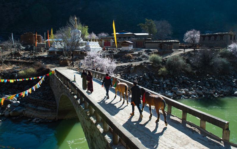 春日出游 4月4日，木里東朗鄉(xiāng)第八屆“貢巴拉美朵”文化旅游節(jié)開幕！
