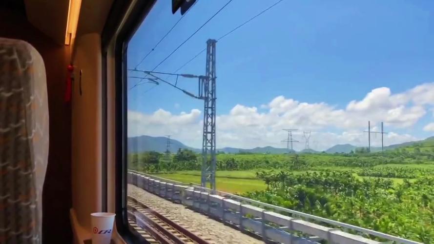 火車開進(jìn)江蘇省句容市,很難想象窗外是這樣的畫面,別的地方看不到