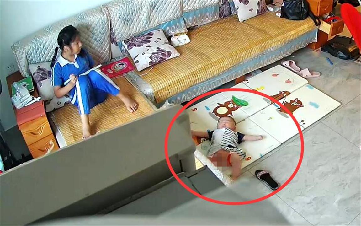 5個月寶寶從沙發(fā)跌落摔傷，父母雙雙身亡
