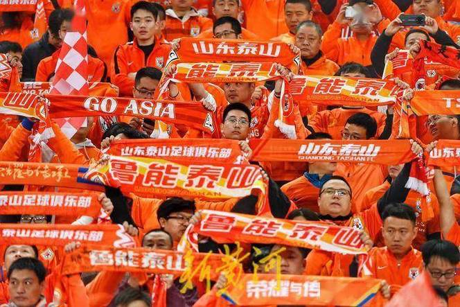 球隊(duì)第12人到場(chǎng)！山東泰山球迷會(huì)從各城市抵達(dá)濟(jì)南奧體助威主隊(duì)