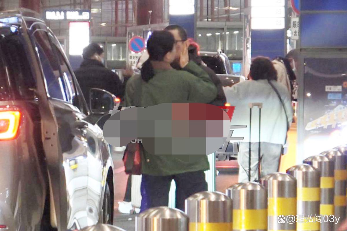 49歲梅婷與老公當(dāng)街秀恩愛，機(jī)場(chǎng)同老公熱吻撒糖！
