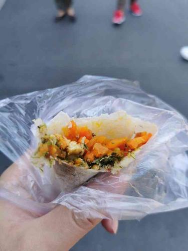 西街潤(rùn)餅皮飄香，清明氛圍漸濃