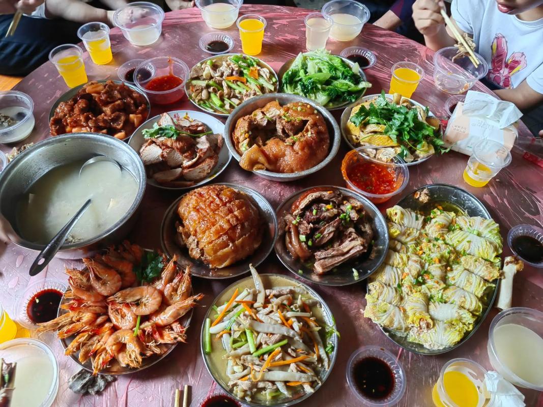 生吃豬肉！今天帶你們見識下當?shù)刈龇?！廣西拜山聚餐