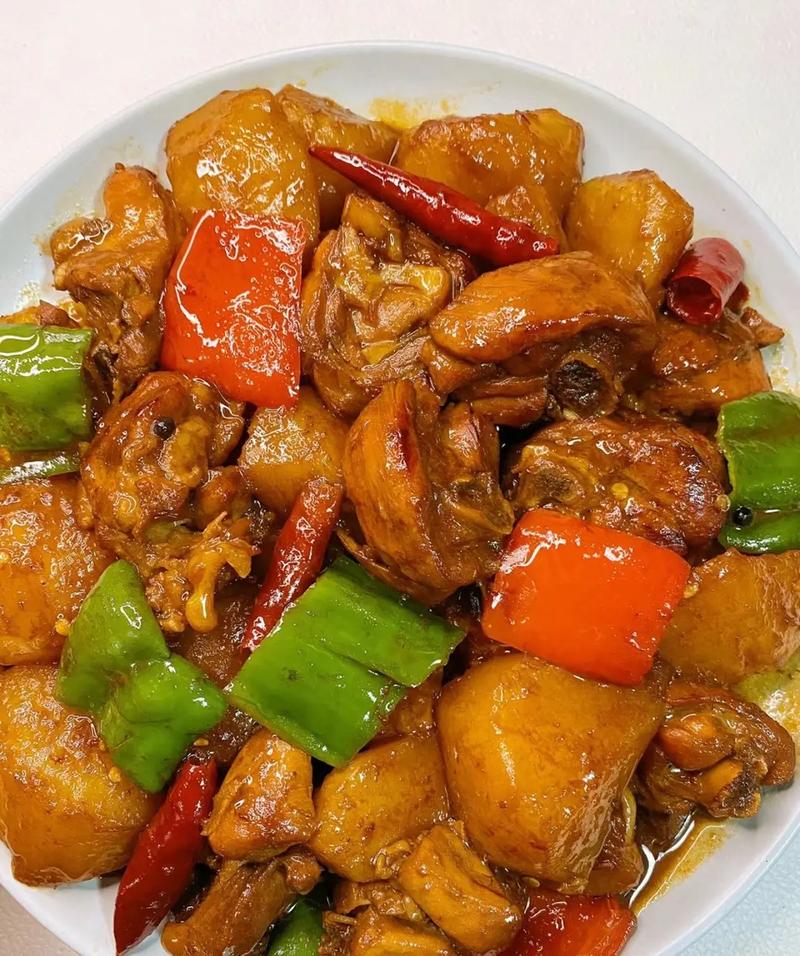 雞肉鮮嫩入味、土豆吸飽湯汁完美！麻辣鮮香搭配米飯真的太好吃了