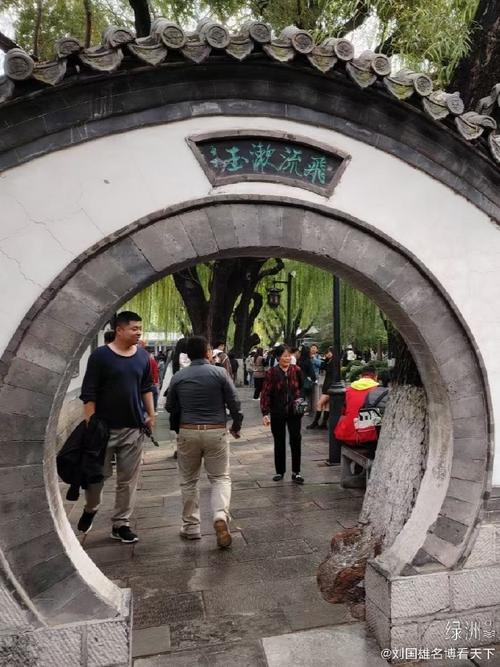 清明假期，濟(jì)南變“擠南”還好趵突泉前的圍欄是石柱的