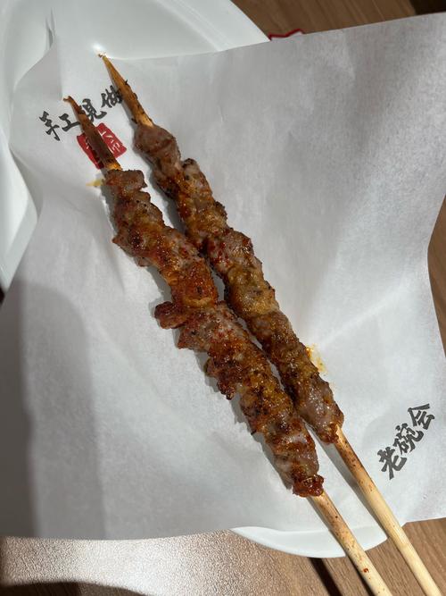 清明節(jié)孩子放假在家，雙雙夫妻買肉烤串，35一斤的牛肉真漲價了
