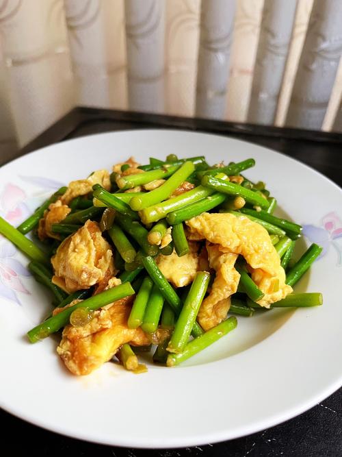 把雞蛋倒進(jìn)蒜苔里面，出鍋就是一道家喻戶曉的美食
