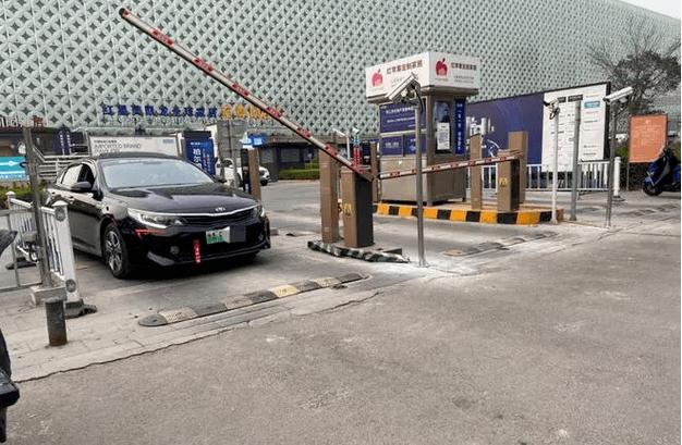 停車5分鐘被收費(fèi)4950元，女子大喊冤枉，查監(jiān)控后反被啪啪打臉