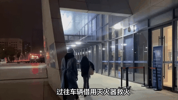 #凱迪拉克XT5#展車突然冒煙起火，工作人員迅速撲滅…