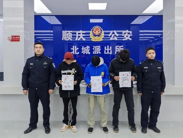 濟南：隨機開“盲盒”一男子“拉車門”被抓